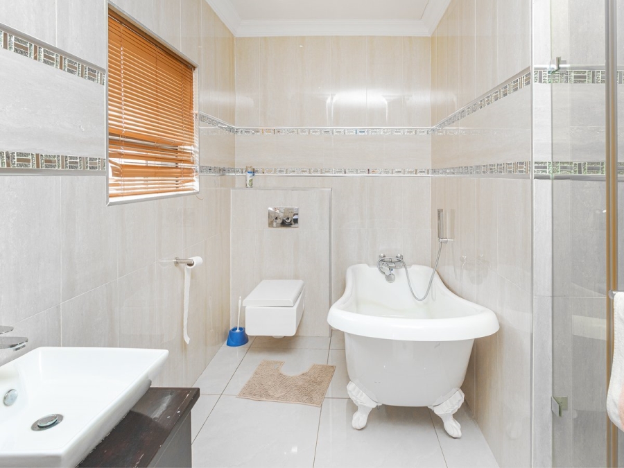 4 Bedroom Property for Sale in Xanadu North West